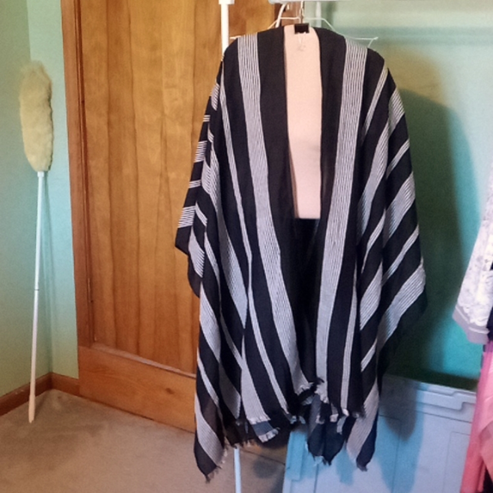 Time and Tru yarn dyed kimono